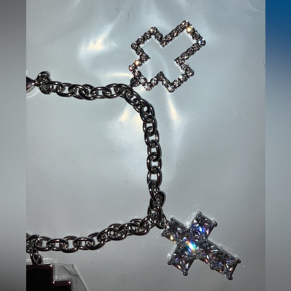 New Beautiful Cross Bracelet - Picture 2 of 3